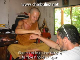 légende: Gaston et le moine dans le temple Kho Pha Ngan
qualityCode=raw
sizeCode=half

Données de l'image originale:
Taille originale: 74698 bytes
